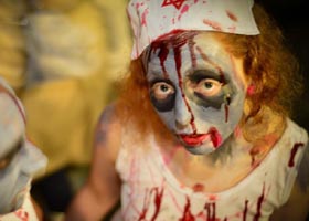 以色列狂欢节 满地爬“僵尸”(1)