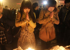 婴儿已死被埋 母亲崩溃 市民自发祈福(1)